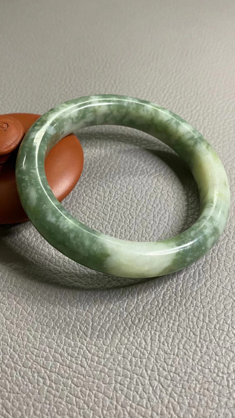 Gelang Cui Giok Minyak Tua Cui Giok bersih, halus dan hangat Ukuran 58-60mm Ukuran 59.9mm Lebar sisi 12.7mm Giok terbentuk secara alami Pola acak Sudah termasuk pajak pengiriman.