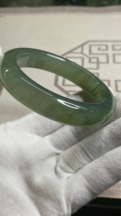 Gelang Air Biru Gelang Batu Giok Cui Bunga Giok Biru Ukuran 57-59mm Ukuran 58.4mm Lebar Sisi 13.6mm Batu giok semuanya muncul secara alami Pola acak Sudah termasuk pajak pengiriman.