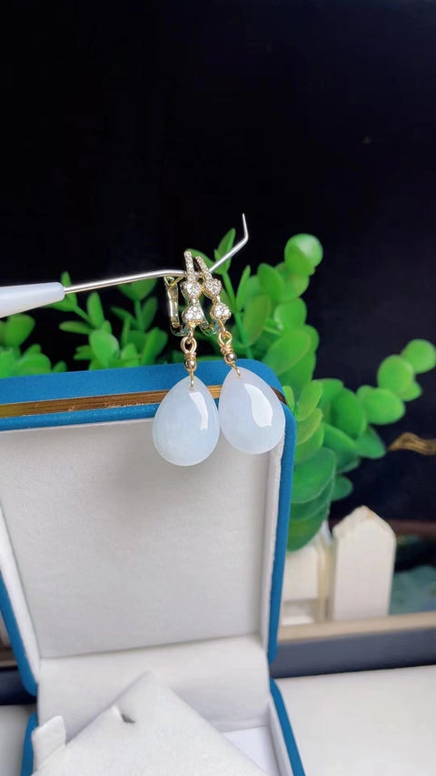 Anting Jatuhkan Jadeite Alami yang terbuat dari perak 925 Ukuran 1.8 * 1.2 Dasar yang halus dan hangat Gaya yang indah & sudah termasuk pajak pengiriman