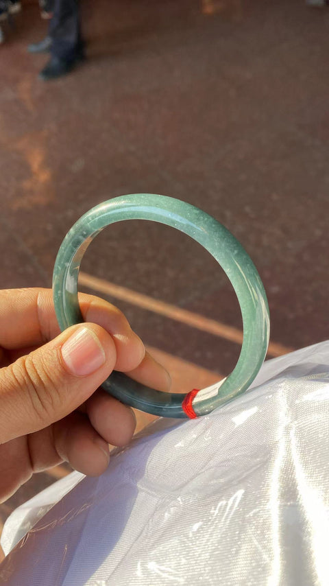Gelang jadeite minyak jadeite halus yang jernih, kaliber yang cocok untuk ukuran 61-63mm Ukuran 62mm Lebar batang 9mm Batu giok terbentuk secara alami Pola acak sudah termasuk pajak pengiriman