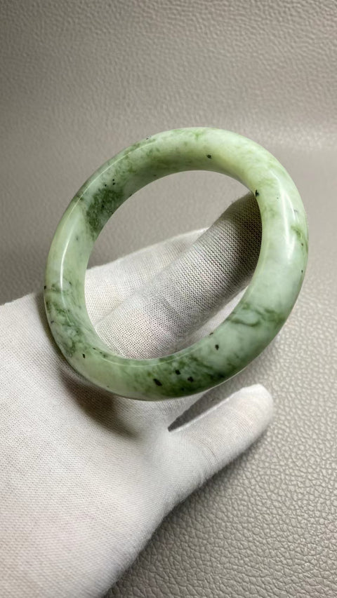 Gelang Giok Cui Giok Minyak Tua Ukuran 58-60mm Ukuran 59.8mm Lebar Sisi 13mm Giok ini terbentuk secara alami dan polanya acak Sudah termasuk pajak pengiriman.