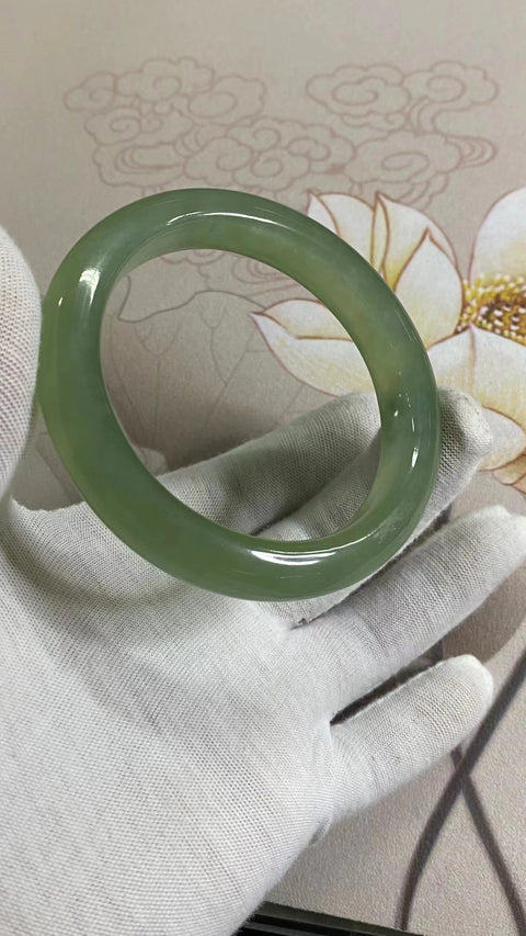 Gelang Giok Cui Alami Ukuran 61-63mm Ukuran 62.3mm Lebar Sisi 12.9mm Giok terbentuk secara alami Pola acak Sudah termasuk pajak pengiriman.