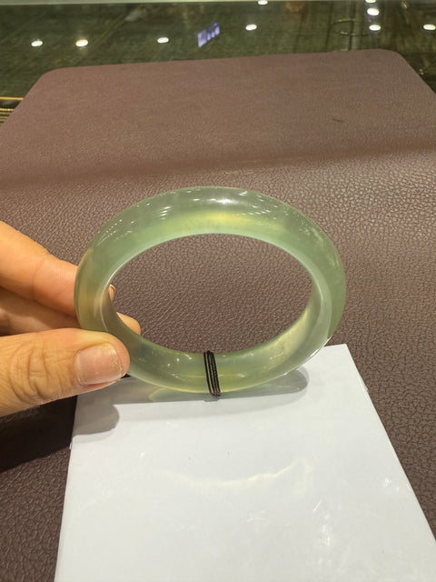 Gelang giok hijau es Xiuyan yang indah! Diameter dalam 58,2 mm. Batu alam terbentuk secara alami, dan polanya acak. Biaya kirim dan pajak sudah termasuk.