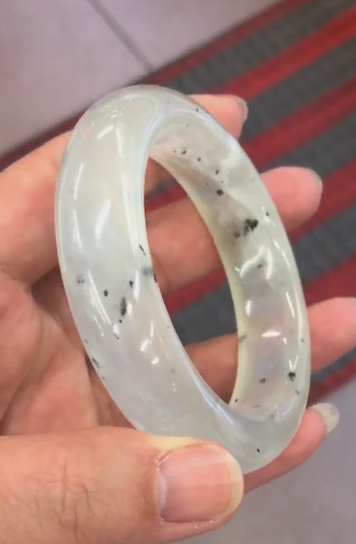 Gelang Tinta Giok Cui Alami Giok baik-baik saja dan hangat Ukuran 54,3-15,8-10,2 mm Giok terjadi secara alami Pola acak termasuk pajak pengiriman