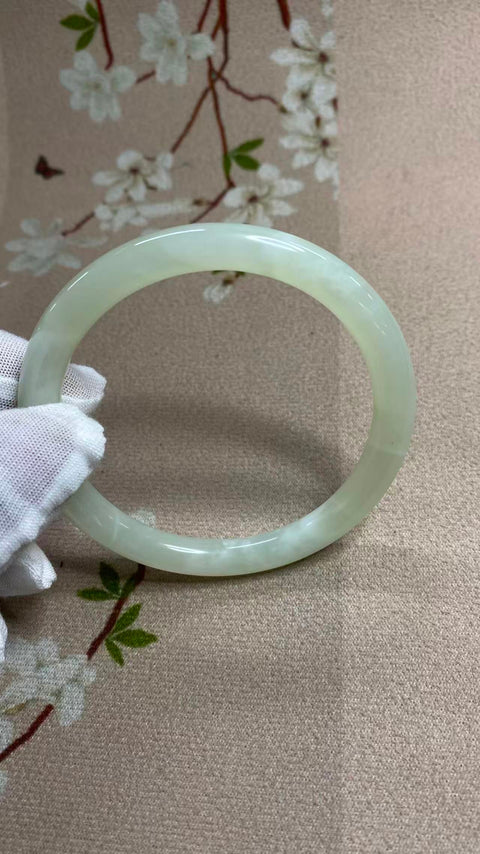 Gelang giok Xiuyan yang indah, diameter dalam: 59 mm. Semua batu terbentuk secara alami; polanya acak. Biaya pengiriman dan pajak sudah termasuk.