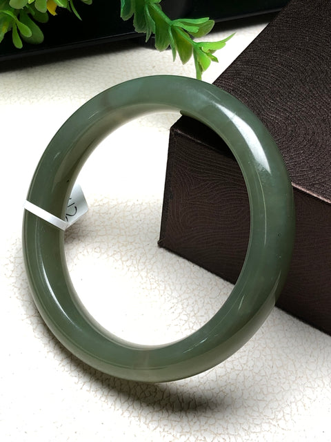 Gelang Hijau Danau &nbsp;Gelang Hijau Danau &nbsp;Bahan Batu Giok Es Batu Giok Transparan dan Halus &nbsp;Ukuran Perkiraan: 57 × 11,8 × 9㎜ Batu giok yang muncul secara alami memiliki pola yang acak Termasuk Pajak Pengiriman