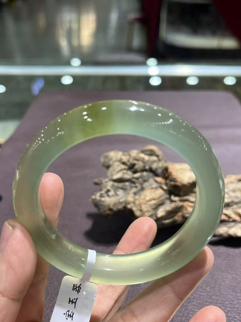 Gelang Giok Cui Alami Ukuran 58.4mm Giok ini terbentuk secara alami dan polanya acak Sudah termasuk pajak pengiriman.