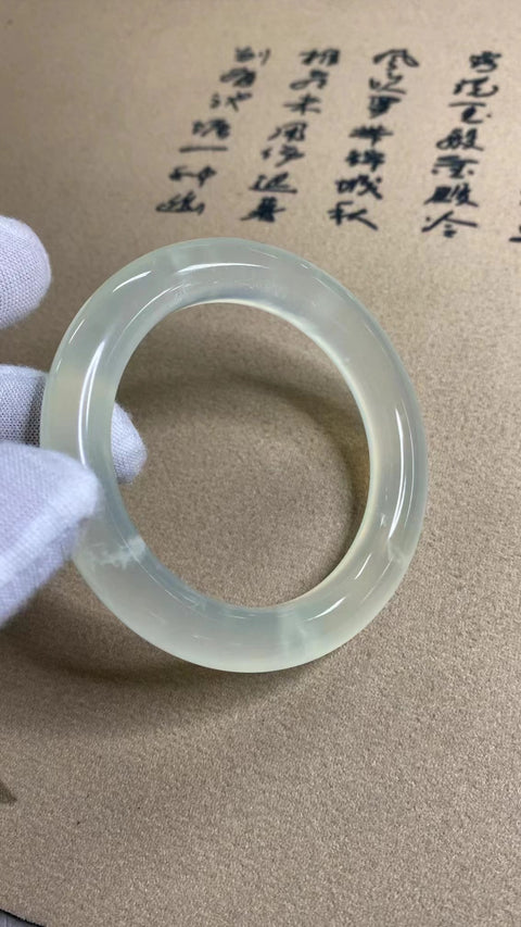 Gelang Es Giok Cui Giok Alami Ukuran 52-54mm Ukuran 53.9mm Lebar Sisi 10.7mm Giok terbentuk secara alami Pola acak Termasuk pajak pengiriman.