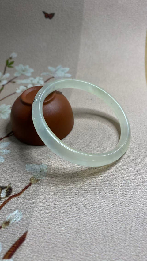 Gelang giok Xiuyan yang indah, diameter dalam: 58,8 mm, ketebalan pita: 8 mm. Semua batu terbentuk secara alami. Biaya pengiriman dan pajak sudah termasuk.