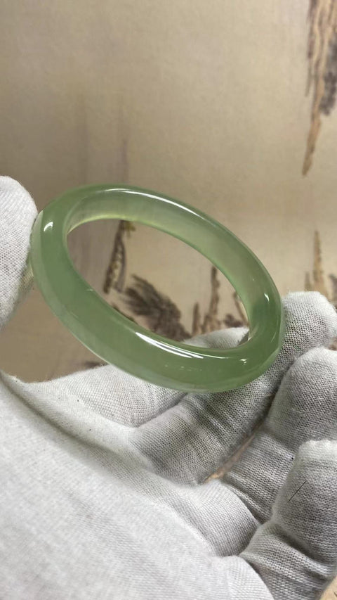 Gelang Giok Cui Fine Jade Ice Green Ukuran 55-57mm Ukuran 56.3mm Lebar Sisi 11.2mm Batu giok muncul secara alami dan polanya acak Sudah termasuk pajak pengiriman.