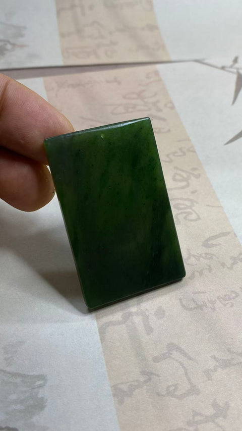 Liontin perdamaian dan keamanan: liontin perdamaian giok Hetian yang indah, sub-terang dikombinasikan dengan teknologi pemolesan [tangan terlipat] [perayaan] kenakan suasana tenang [warna] spesifikasi: 52✖️33✖️4.2mm,