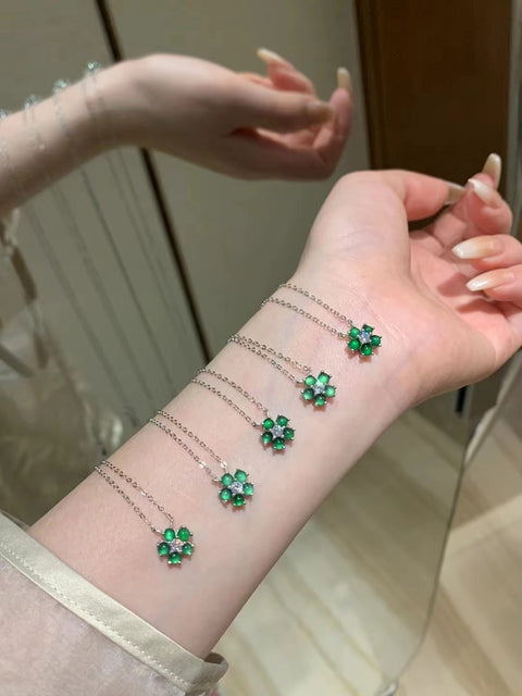 Kalung Bunga Jadeite Guatemala alami yang terbuat dari perak 925 dengan desain kecil yang segar, batu giok yang bersih, halus, dan hangat Sudah termasuk ongkos kirim dan pajak