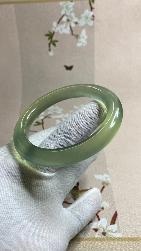 Gelang Hijau Es Giok Cui Fine Jade Ukuran 57-59mm Ukuran 58.8mm Lebar Sisi 10.6mm Giok ini terbentuk secara alami dan polanya acak Sudah termasuk pajak pengiriman.