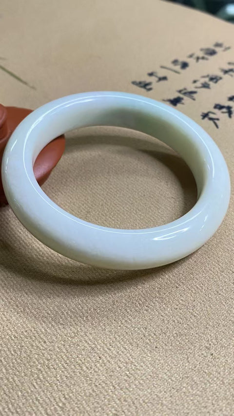Gelang Cahaya Bulan Putih Giok Cui Giok Alami Ukuran 59-61mm Ukuran 60.5mm Lebar Sisi 13.8mm Giok semuanya terjadi secara alami Pola acak termasuk pajak pengiriman