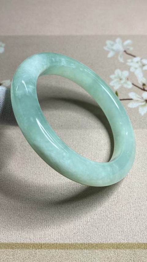 Gelang Jelly Celestite Giok Cui Jade Alami Ukuran 61-63mm Ukuran 62.4mm Lebar Sisi 12.5mm Giok terjadi secara alami Pola acak termasuk pajak pengiriman