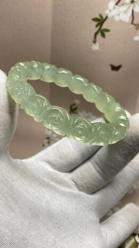 Gelang Bunga Ukiran Giok Cui Alami Ukuran 60-62mm Ukuran 61.5mm Lebar Sisi 12.7mm Giok terjadi secara alami Pola acak Pajak pengiriman sudah termasuk