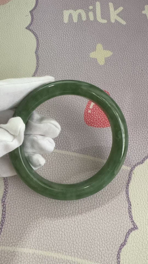 Gelang giok Xiuyan yang indah, warna hijau, diameter dalam: 62mm, lebar samping 12.6mm, batu alam dihasilkan secara alami, polanya acak, termasuk pajak pengiriman