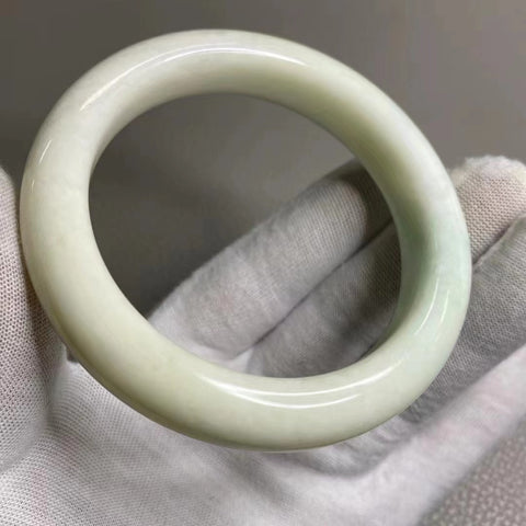 Gelang Batu Giok Ciu Alami Gelang Biru Porselen Putih Batu Giok bersih, halus dan hangat Biru Putih Ukuran 59-61mm Ukuran 60.3mm Lebar 13.8mm Batu Giok terjadi secara alami Pola acak Pajak Pengiriman sudah termasuk.