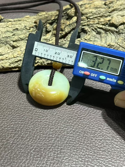 Liontin kancing perdamaian dari batu giok kuning dan putih tua, ukuran seperti yang ditunjukkan, batu giok halus dan hangat, gaya yang indah, sudah termasuk pajak pengiriman.