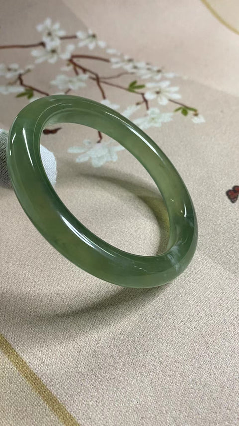 Gelang Hijau Es Giok Cui Giok Alami Ukuran 60-62mm Ukuran 61.1mm Lebar Sisi 10.5mm Giok terjadi secara alami Pola acak termasuk pajak pengiriman