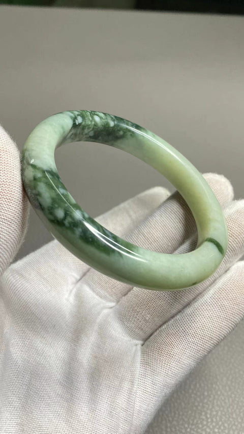 Gelang Cui Giok Minyak Cui Tua Ukuran 60-62mm Ukuran 61.2mm Lebar Sisi 12.4mm Giok terjadi secara alami Pola acak Pengiriman dan pajak sudah termasuk.