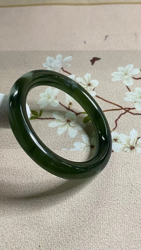 Gelang Hijau Penuh Giok Cui Alami Ukuran 53-55mm Ukuran 54.7mm Lebar Sisi 10.5mm Giok terjadi secara alami Pola acak Pengiriman dan pajak sudah termasuk.
