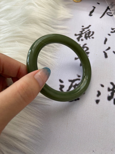 Gelang giok alami shanty sis model yang sama Giok bersih, halus dan hangat Ukuran 55.2mm & nbsp; Giok adalah pola alami yang terjadi secara acak Termasuk pajak pengiriman