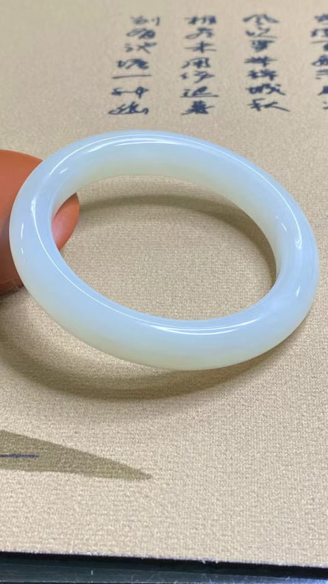 Gelang Cahaya Bulan Putih Giok Cui Giok Alami Ukuran 58-60mm Ukuran 59mm Lebar Sisi 12.3mm Giok terjadi secara alami Pola acak termasuk pajak pengiriman