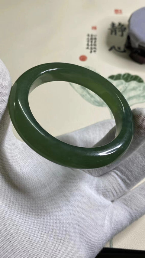 Gelang Hijau Penuh Giok Cui Fine Jade Ukuran 55-57mm Ukuran 56.2mm Lebar 11.5mm Giok ini alami dan polanya acak Termasuk ongkos kirim dan pajak.