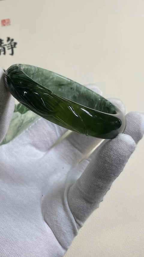 Gelang Bunga Berukir Giok Cui Alami Ukuran 61-63mm Ukuran 62.1mm Lebar Sisi 14.9mm Giok terjadi secara alami Pola acak Pengiriman dan pajak sudah termasuk.