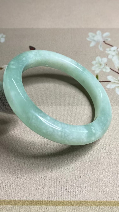 Gelang Jelly Celestite Giok Cui Jade Alami Ukuran 61-63mm Ukuran 62.4mm Lebar Sisi 12.5mm Giok terjadi secara alami Pola acak termasuk pajak pengiriman