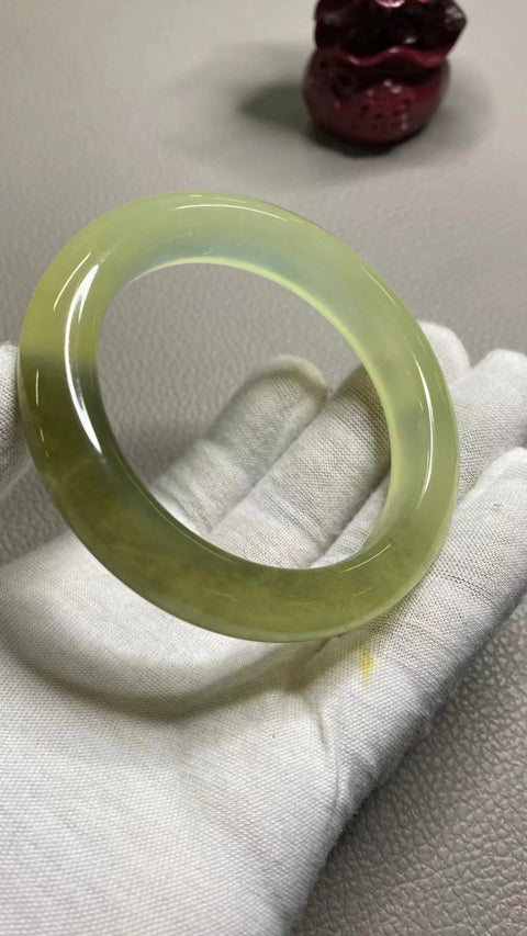 Gelang Warna Musim Semi Giok Cui Giok Alami Warna Gradien Alami Ukuran 57-59mm Ukuran 58.4mm Lebar Sisi 12.9mm Giok muncul secara alami Pola pengiriman acak Pajak pengiriman sudah termasuk.