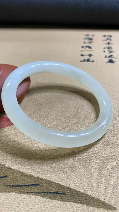 Gelang Cahaya Bulan Putih Giok Cui Giok Alami Ukuran 58-60mm Ukuran 59.5mm Lebar Sisi 9.5mm Giok semuanya terjadi secara alami Pola acak termasuk pajak pengiriman