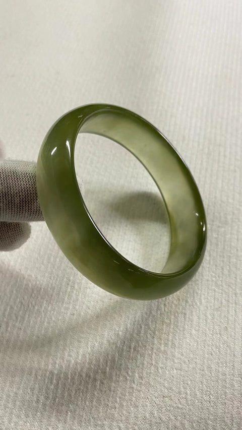 Gelang Es Giok Sierra Jade Abu-abu Alami Ukuran 58-60mm Ukuran 59.5mm Lebar Sisi 17.2mm Giok ini semuanya muncul secara alami Pola-polanya acak Termasuk ongkos kirim dan pajak.