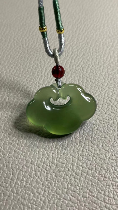 Liontin Hijau Giok Cui Giok Alami Ukuran 34,7 * 25,6 mm Giok bersih, halus dan hangat.