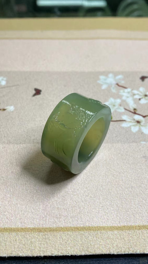 Pemicu Giok Halus Ukuran 23-25mm Ukuran 24.3mm Tinggi 18.3mm Kualitas giok halus dan hangat Gaya yang indah sudah termasuk pajak pengiriman.