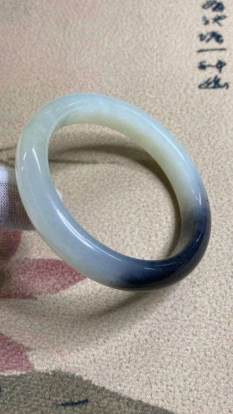 Gelang Giok Cui Alami Ukuran 56-58mm Ukuran 57.2mm Lebar Sisi 11.6mm Giok terjadi secara alami Pola acak Termasuk ongkos kirim dan pajak.