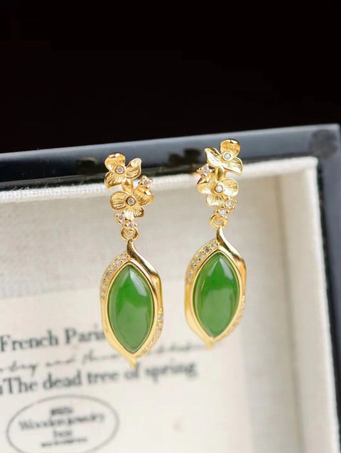 Anting-anting giok alami yang terbuat dari perak 925. Giok ini bersih, halus, dan hangat.