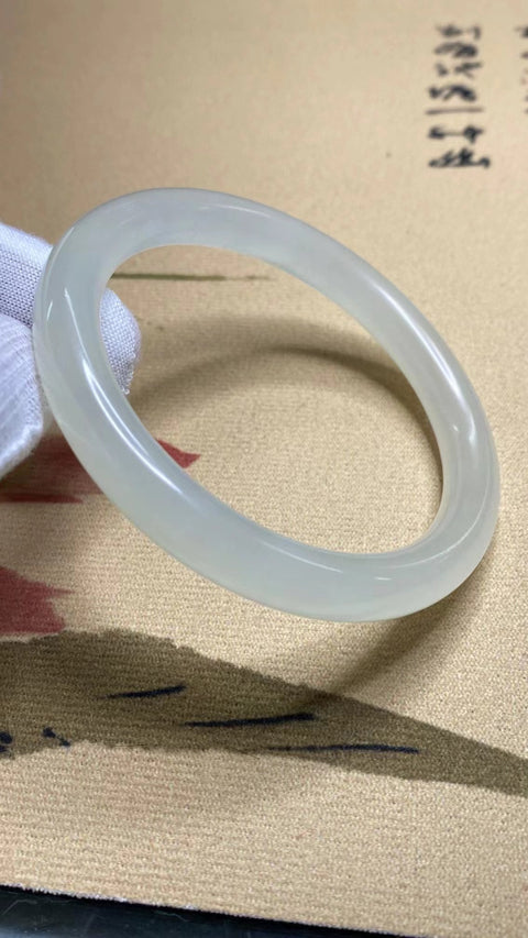 Gelang Cahaya Bulan Putih Giok Cui Giok Alami Ukuran 58-60mm Ukuran 59.5mm Lebar Sisi 9.5mm Giok semuanya terjadi secara alami Pola acak termasuk pajak pengiriman