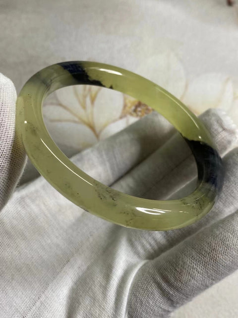 Gelang Tinta Giok Cui Giok alami Giok bersih dan halus Ukuran 61-63mm Ukuran 62.9mm Lebar sisi 10.2mm Giok terbentuk secara alami Pola acak Sudah termasuk pajak pengiriman.