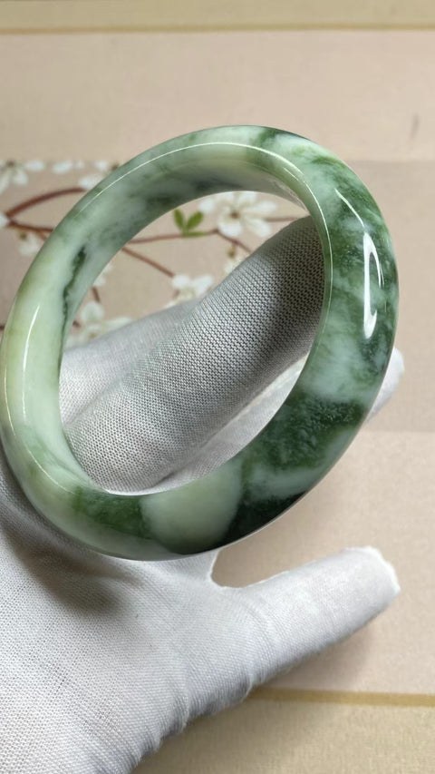 Gelang Giok Cui Giok Minyak Tua Ukuran 62-64mm Ukuran 63.2mm Lebar Sisi 13mm Giok ini terbentuk secara alami dan polanya acak Sudah termasuk pajak pengiriman.