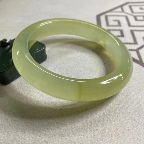 Gelang giok Cui alami, berpendar, tembus cahaya, kaliber yang cocok untuk cincin 59-61, berat karat, 60,2 mm, lebar sisi 12,9 mm Giok secara alami memiliki pola yang acak Termasuk ongkos kirim dan pajak