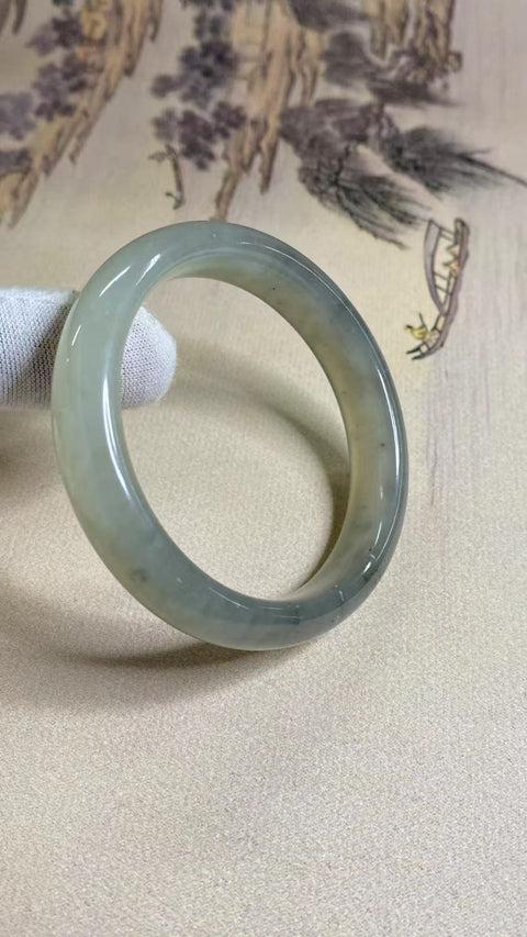 Gelang Gradien Giok Abu-abu Giok Halus Ukuran 57-59mm Ukuran 58.6mm Lebar Sisi 12.8mm Giok ini terbentuk secara alami dan polanya acak Sudah termasuk ongkos kirim dan pajak.