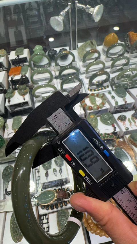 Gelang Giok Hetian Alami Ukuran 65.3mm Lebar Sisi 11mm, Tebal 10.9mm Giok semuanya terjadi secara alami Pola acak termasuk pajak pengiriman