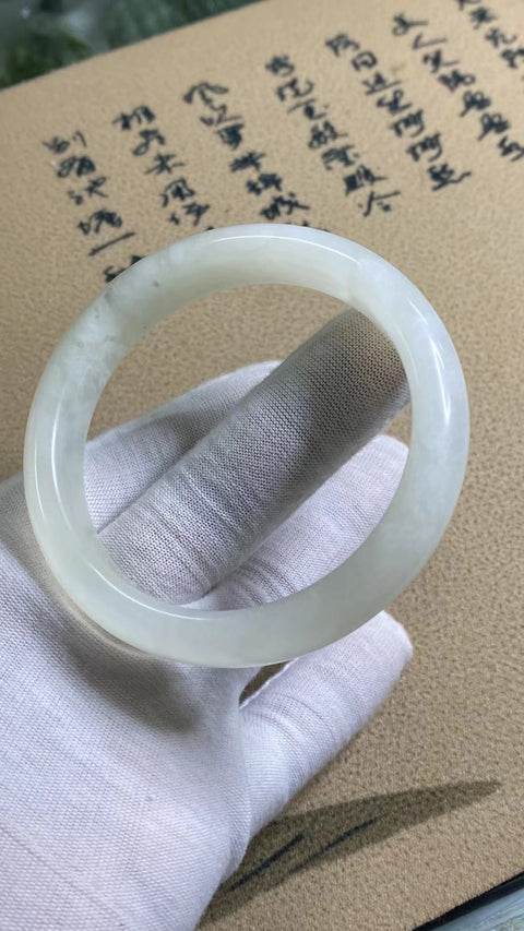 Gelang Giok Ciu Alami Gioknya bersih, halus dan hangat; Gayanya indah Ukuran 59-61mm Ukuran 60.2mm Lebar variabel 12.7mm Gioknya terbentuk secara alami Pola acak; Termasuk Pajak Pengiriman