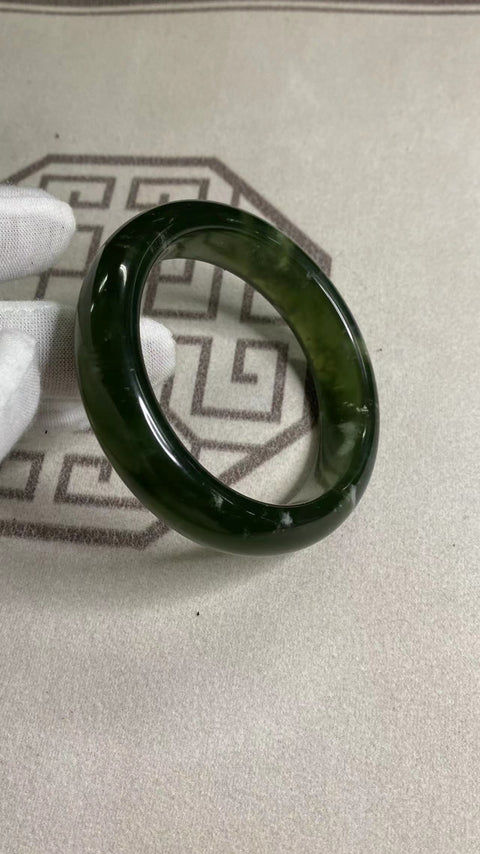 Gelang Giok Cui halus, ukuran 59.8mm, lebar 13.2mm Giok ini terbentuk secara alami dan polanya acak. Sudah termasuk ongkos kirim dan pajak.