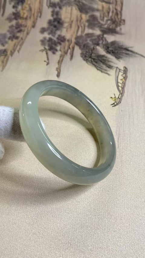 Gelang Gradien Giok Abu-abu Giok Halus Ukuran 57-59mm Ukuran 58.6mm Lebar Sisi 12.8mm Giok ini terbentuk secara alami dan polanya acak Sudah termasuk ongkos kirim dan pajak.