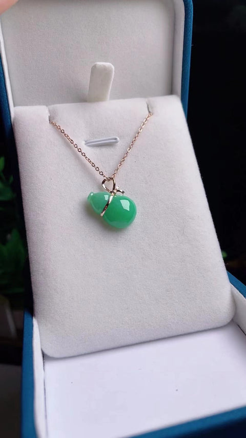Kalung Labu Jadeite Alami Pengaturan Emas 18k Jade bersih dan halus Bahan Old Pit Ukuran kepala penuh 1.3 * 0.8mm Sudah termasuk pajak pengiriman & nbsp;.