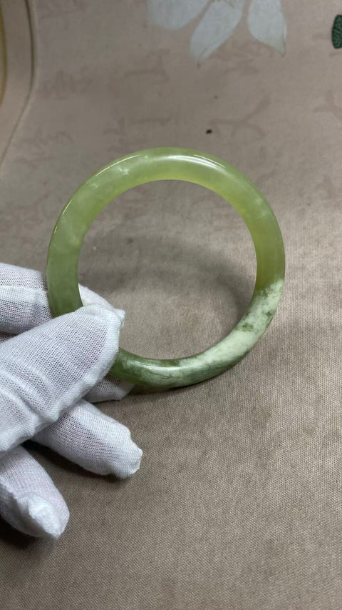 Gelang giok Xiuyan yang indah, diameter dalam: 54,8 mm. Batunya terbentuk secara alami, dan polanya acak. Biaya kirim dan pajak sudah termasuk.