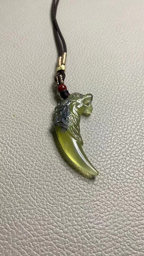 Giok Giok Tinta Cui Jade Alami Giok liontin gigi serigala yang lembut dan hangat Ukuran 50 * 21mm Pengiriman dan pajak sudah termasuk